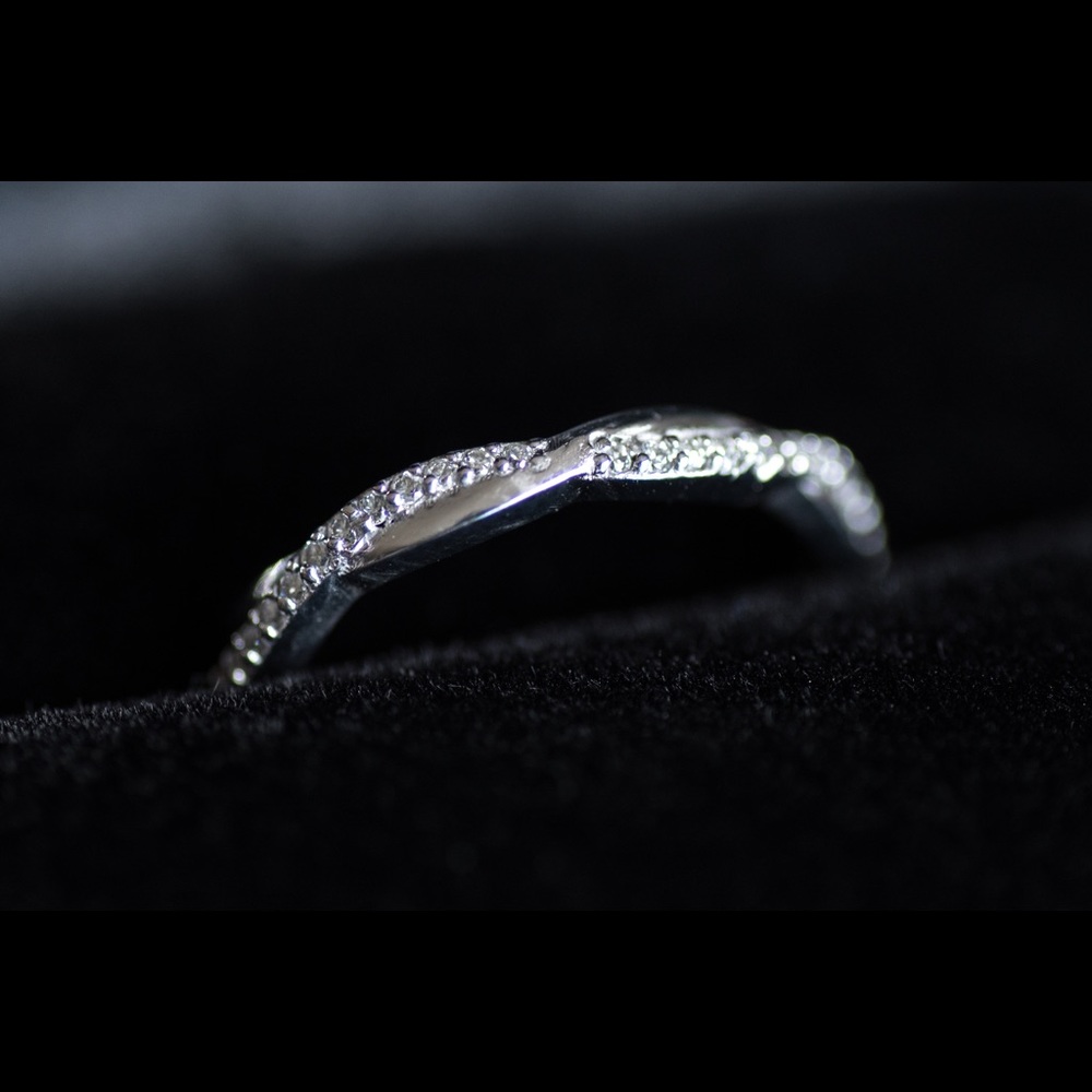 Brand New Twisted Wedding Band Infinity White Gold